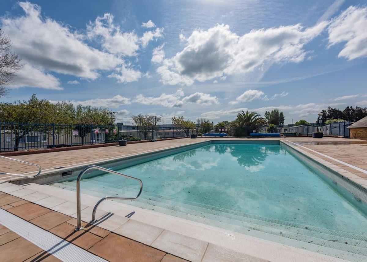 Riverside Caravan Holiday Park Bognor Regis Buitenkant foto